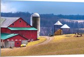 Dibond - Rode Boerderij tussen de Bergen - 120x80 cm Foto op Aluminium (Wanddecoratie van metaal)