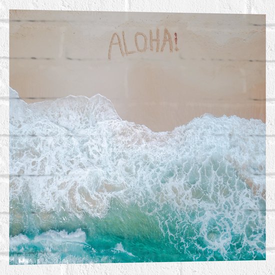 WallClassics - Muursticker - Aanstromende Golven bij Strand met Tekst ''Aloha!'' - 50x50 cm Foto op Muursticker