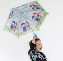 Jongen met open Fien & Teun kinderparaplu met boerderijtafereel, blauwe haak.