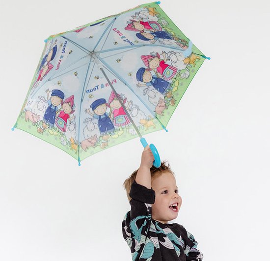 Jongen met open Fien & Teun kinderparaplu met boerderijtafereel, blauwe haak.