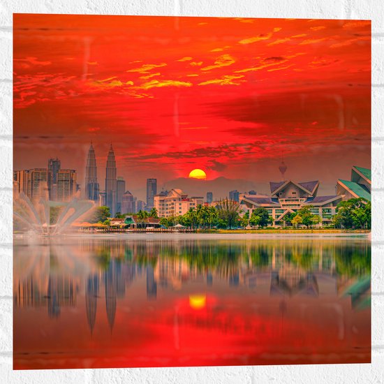 Muursticker - Skyline van De Stad Kuala Lumpur in Indonesië tijdens Zonsondergang - 50x50 cm Foto op Muursticker