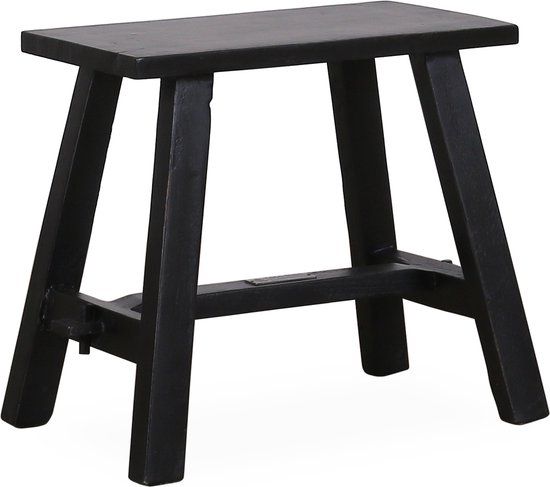 Een zwart, houten krukje met vier poten.