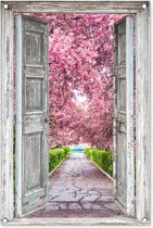 Tuinposter doorkijk - Sakura - Kersenbloesem - Roze - Natuur - Deur - Tuinschilderij voor buiten - Schuttingdoek - Schutting decoratie - 60x90 cm - Tuindoek - Tuindecoratie - Tuin - Tuindecoratie