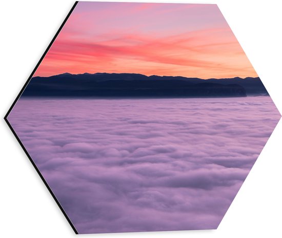 Dibond Hexagon - Foto Boven de Wolken met Oranje Lucht - 30x26.1 cm Foto op Hexagon (Met Ophangsysteem)
