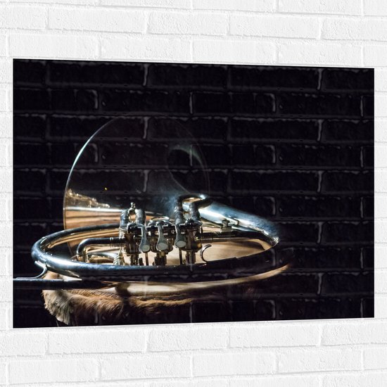 Muursticker - Liggend Goud Blaas Instrument tegen Zwarte Achtergrond - 100x75 cm Foto op Muursticker
