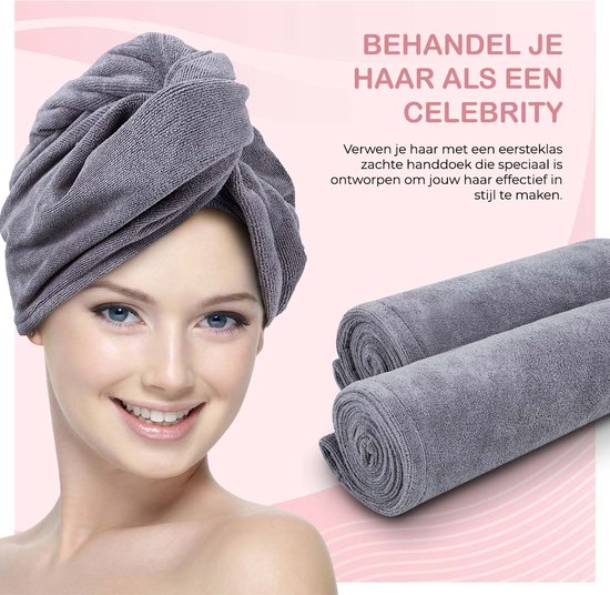 Vrouw met een grijze microvezel haarhanddoek om haar hoofd en twee opgerolde grijze haarhanddoeken.