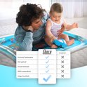 Vader en baby spelen op blauw water speelkleed met oceaan thema