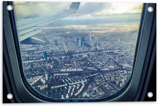 Tuinposter – Uitzicht over Bebouwde Stad vanuit Vliegtuig - 60x40 cm Foto op Tuinposter (wanddecoratie voor buiten en binnen)