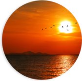 PVC Schuimplaat Muurcirkel - Silhouet van Zwerm Vogels bij Zonsondergang boven de Zee - 90x90 cm Foto op Muurcirkel (met ophangsysteem)