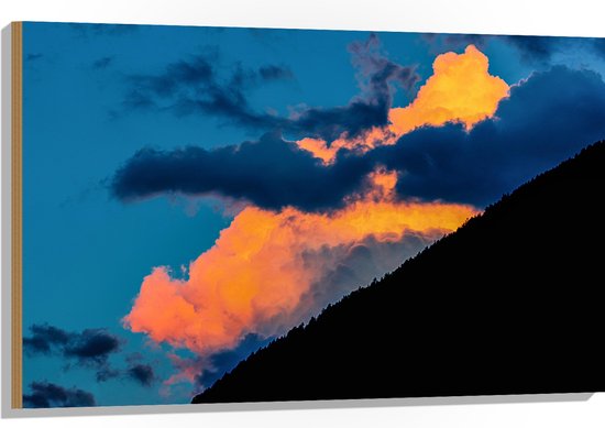 Hout - Lichte en Donkere Wolken in de Lucht achter Berg - 105x70 cm - 9 mm dik - Foto op Hout (Met Ophangsysteem)