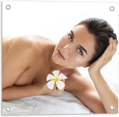 Tuinposter – Sexy Naakte Vrouw met Klein Wit Bloemetje - 50x50 cm Foto op Tuinposter (wanddecoratie voor buiten en binnen)