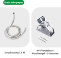 Een zilverkleurige douchekop slang van 1.5 meter en een zilverkleurige verstelbare muurbeugel met schroeven.