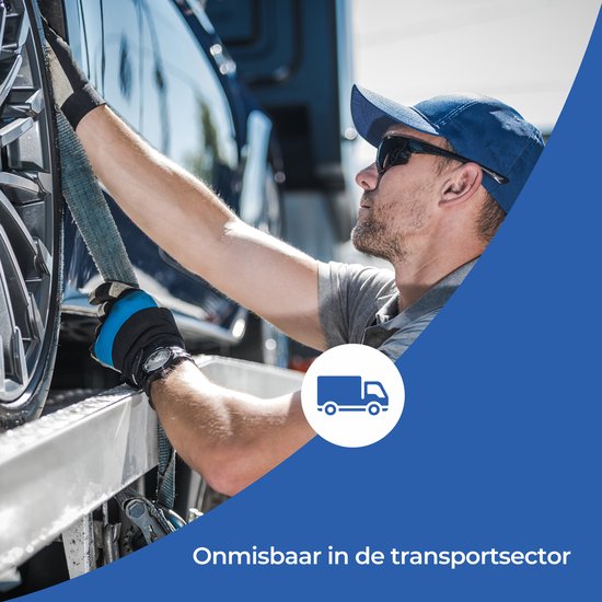Man in werkkleding bevestigt een hijsband aan het wiel van een vrachtwagen. Een blauw vrachtwagenicoon. "Onmisbaar in de transportsector."