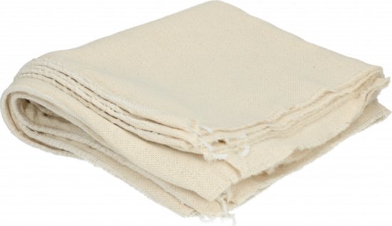 Een opgevouwen, gebroken witte katoenen doek met rafelige randen.