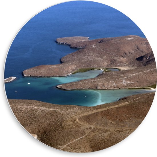 PVC Schuimplaat Muurcirkel - Vlakke Zandheuvels aan Blauwe Zee - 50x50 cm Foto op Muurcirkel (met ophangsysteem)