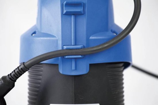 Close-up van het blauwe handvat en de kabel van de Tallas D-DW 400 pomp.