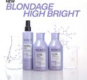 Trois bouteilles Redken avec de la verrerie de laboratoire. Texte : 'NEW BLONDAGE HIGH BRIGHT'.