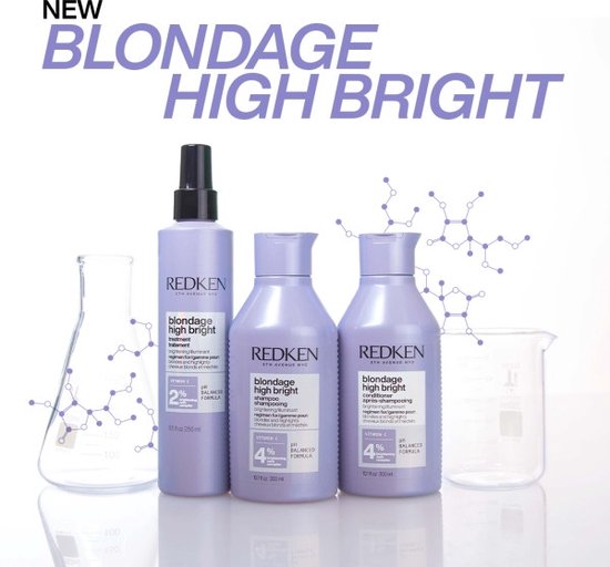 Trois bouteilles Redken avec de la verrerie de laboratoire. Texte : 'NEW BLONDAGE HIGH BRIGHT'.