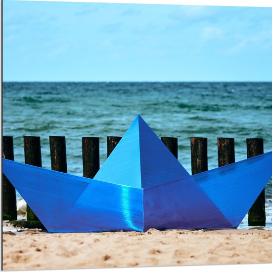 Dibond - Blauwe Orgami Boot Gestrand op het Strand aan de Zee - 80x80 cm Foto op Aluminium (Wanddecoratie van metaal)
