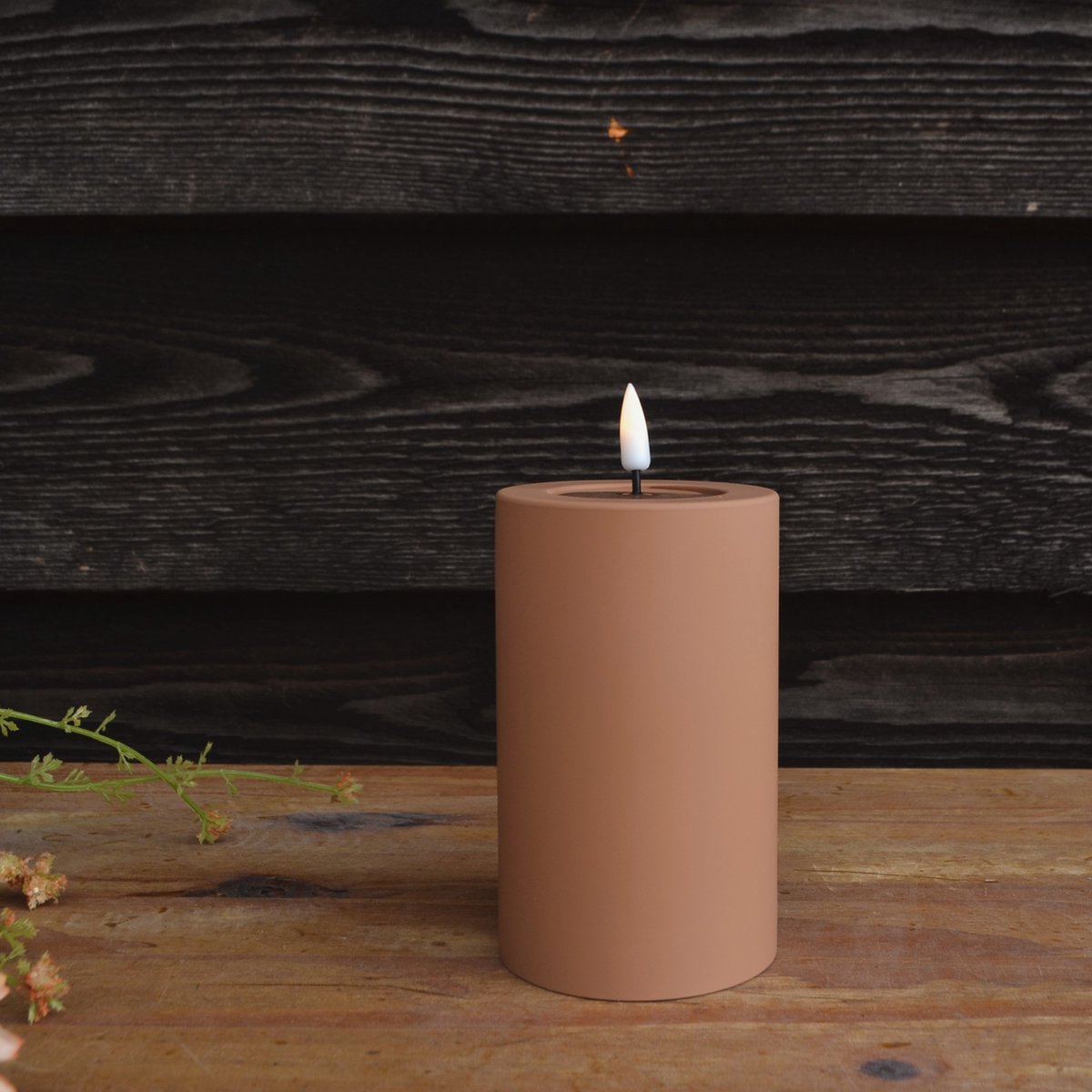 Deluxe Homeart Led Kaars voor buiten - Stompkaars - Outdoor - Caramel - 7,5 x 12,5 cm