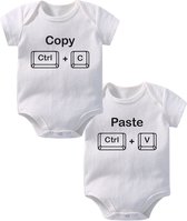 Hospitrix Baby Rompertje Tweeling met Tekst "Copy Paste" | 0-3 maanden | maat 50/56 | Korte Mouw |Tweeling Cadeau| Kraamkado | Cadeau voor Zwangerschap | Bekendmaking | Aankondiging | Aanstaande Moeder | Moederdag