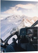 Vlag - Uitzicht op Besneeuwde Bergen en Bedieningstoestel vanuit Helikopter - 70x105 cm Foto op Polyester Vlag