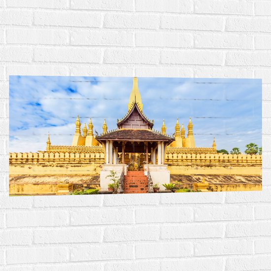 Muursticker - Vooraanzicht van Pha That Luang Tempel in Vientiane onder Sluierbewolking, Laos - 100x50 cm Foto op Muursticker