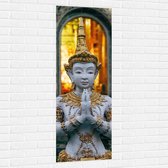 Muursticker - Grijze Boeddha voor Tempel met Gouden Details - 50x150 cm Foto op Muursticker