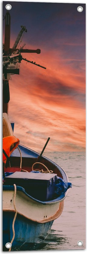 Tuinposter – Volgeladen Vissersboot varend naar de Horizon - 30x90 cm Foto op Tuinposter (wanddecoratie voor buiten en binnen)