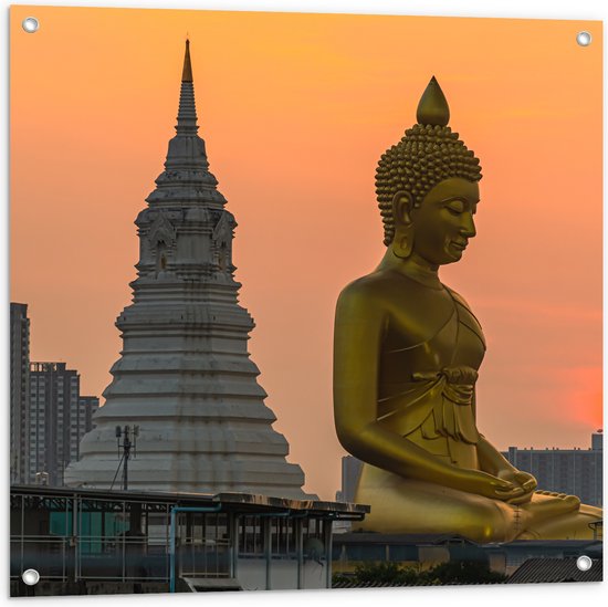 Tuinposter – Wat Paknam Phasi Charoen Tempel met Mega Goudkleurige Buddha tijdens Zonsondergang in Bangkok, Thailand - 80x80 cm Foto op Tuinposter (wanddecoratie voor buiten en binnen)