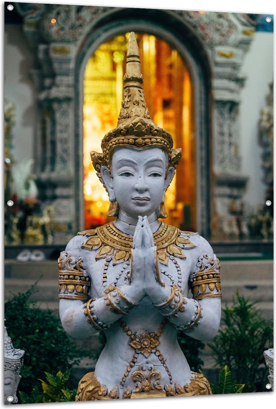 Tuinposter – Grijze Boeddha voor Tempel met Gouden Details - 100x150 cm Foto op Tuinposter (wanddecoratie voor buiten en binnen)