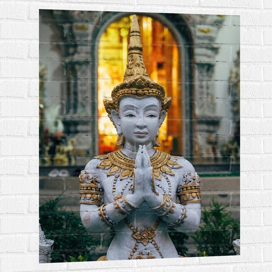 Muursticker - Grijze Boeddha voor Tempel met Gouden Details - 75x100 cm Foto op Muursticker