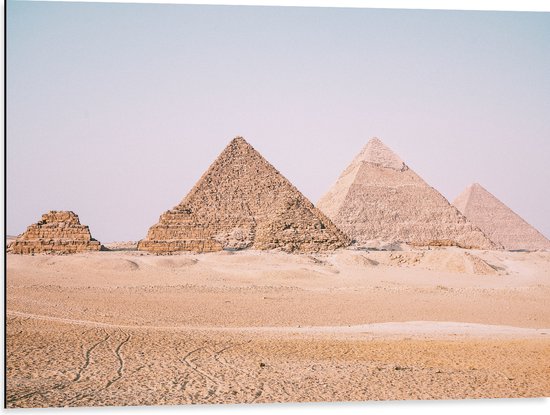 Dibond - Piramides van Gizeh in de Woestijn - 80x60 cm Foto op Aluminium (Met Ophangsysteem)