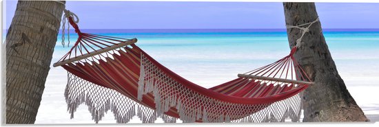 WallClassics - Acrylglas - Rode Ibiza Hangmat op Tropisch Strand - 60x20 cm Foto op Acrylglas (Wanddecoratie op Acrylaat)
