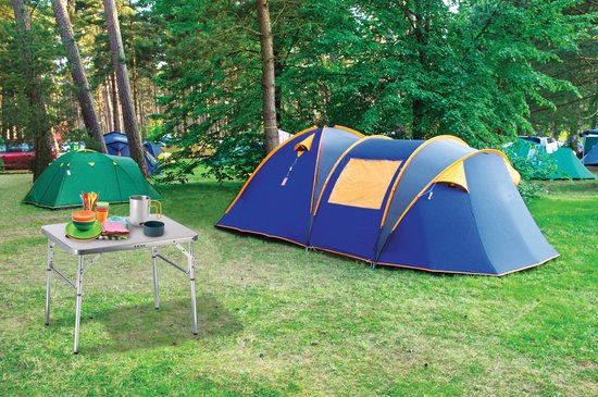 Opvouwbare campingtafel van metaal met bekers, borden en bestek erop.