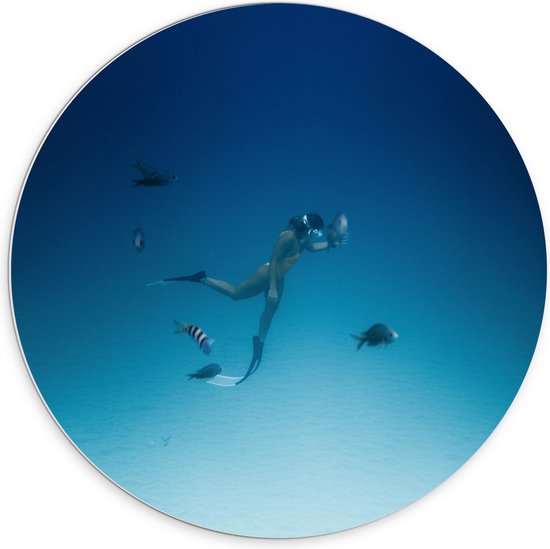 WallClassics - PVC Schuimplaat Muurcirkel - Duiker Zwemmend met Vissen op Zeebodem - 70x70 cm Foto op Muurcirkel (met ophangsysteem)