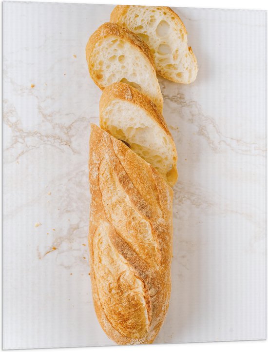 WallClassics - Vlag - Half Gesneden Stokbrood op Marmeren Ondergrond - 75x100 cm Foto op Polyester Vlag