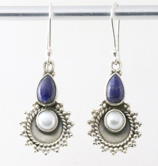 Bewerkte zilveren oorbellen met lapis lazuli en parel