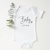 Baby 2024 wit - zwangerschaps aankondiging - romper 0 - 3 maanden maat 50 56 - zwangerschap decoratie