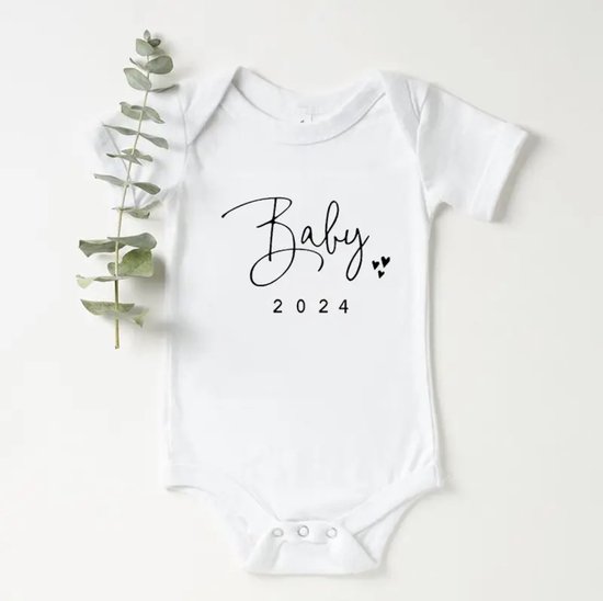 Baby 2024 wit - zwangerschaps aankondiging - romper 0 - 3 maanden maat 50 56 - zwangerschap decoratie