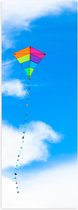 Poster (Mat) - Foto van Kleurrijke Vlieger onder Schapenwolken - 20x60 cm Foto op Posterpapier met een Matte look