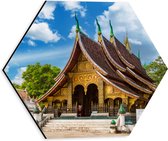 Dibond Hexagon - Goud met Bruine Wat Xiengthong Tempel in Luang Pabrang, Laos - 30x26.1 cm Foto op Hexagon (Met Ophangsysteem)