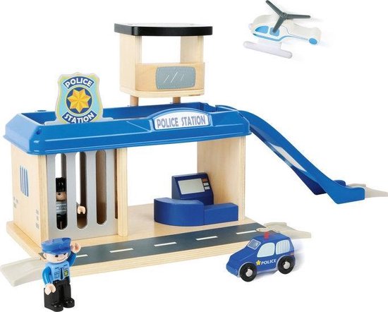 Houten politiebureau met speelgoedpolitieagent, gevangene, auto, helikopter en glijbaan. "POLICE STATION".