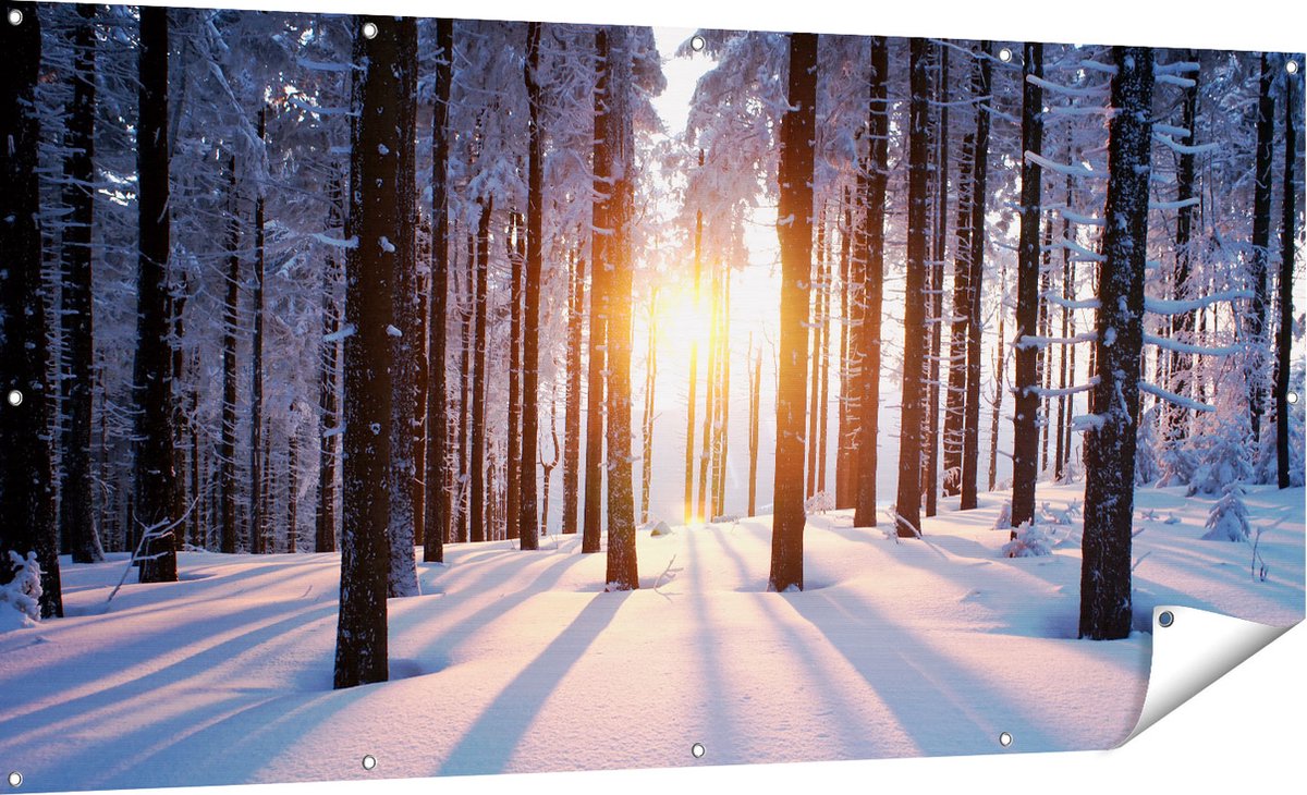 Gards Tuinposter Bos met Sneeuw tijdens de Zonsondergang - 180x90 cm - Tuindoek - Tuindecoratie - Wanddecoratie buiten - Tuinschilderij Multikleur