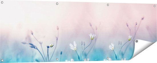 Gards Tuinposter Witte Bloemen op een Blauw Achtergrond - 150x50 cm - Tuindoek - Tuindecoratie - Wanddecoratie buiten - Tuinschilderij