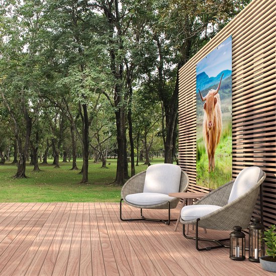 Gards Tuinposter Schotse Hooglander in de Wei - Kleur - 120x160 cm - Tuindoek - Tuindecoratie - Wanddecoratie buiten - Tuinschilderij