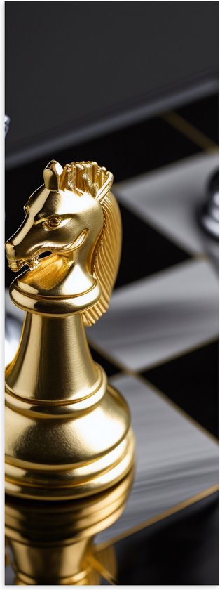 Poster Glanzend – Foto van Drie Gouden en Zilveren Schaakstukken op Schaakbord - 20x60 cm Foto op Posterpapier met Glanzende Afwerking