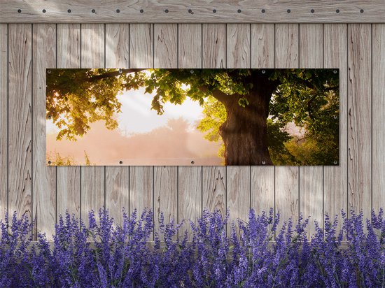 Gards Tuinposter Eikenboom aan het Water met Volle Bladeren - 180x60 cm - Tuindoek - Tuindecoratie - Wanddecoratie buiten - Tuinschilderij