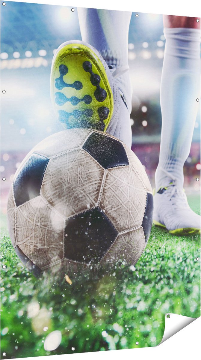 Gards Tuinposter Voetbalspeler met de Bal in het Stadion - 120x180 cm - Tuindoek - Tuindecoratie - Wanddecoratie buiten - Tuinschilderij Multikleur