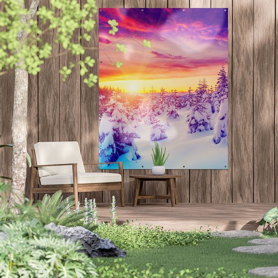 Gards Tuinposter Zonsondergang in het Sneeuw Bos - 120x150 cm - Tuindoek - Tuindecoratie - Wanddecoratie buiten - Tuinschilderij